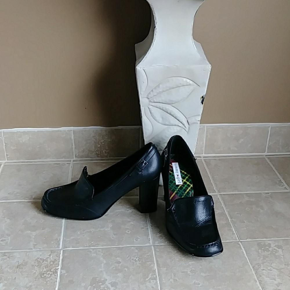SOLD!!!TOMMY GIRL LEATHER HEELS